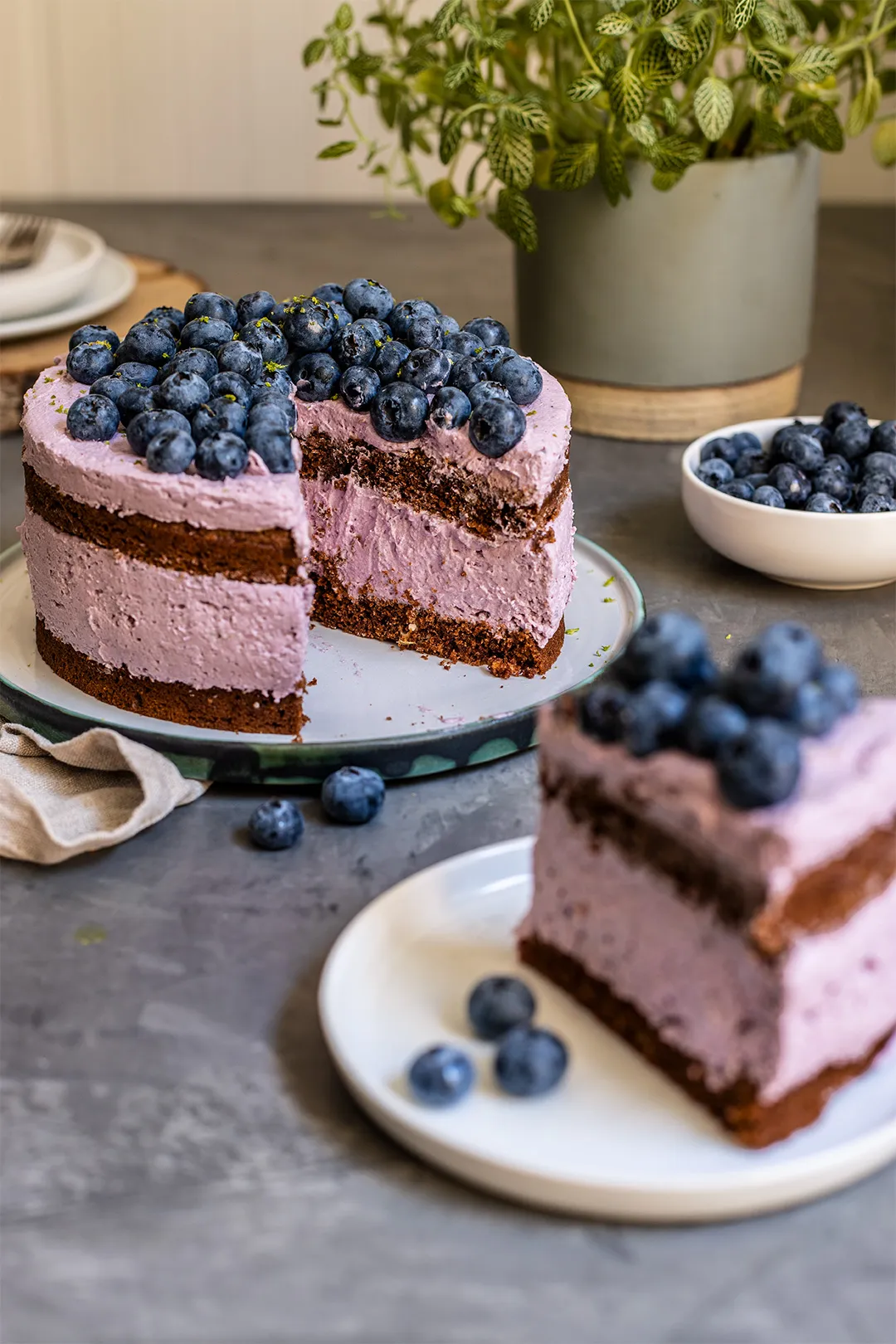Anschnitt einer veganen Blaubeertorte