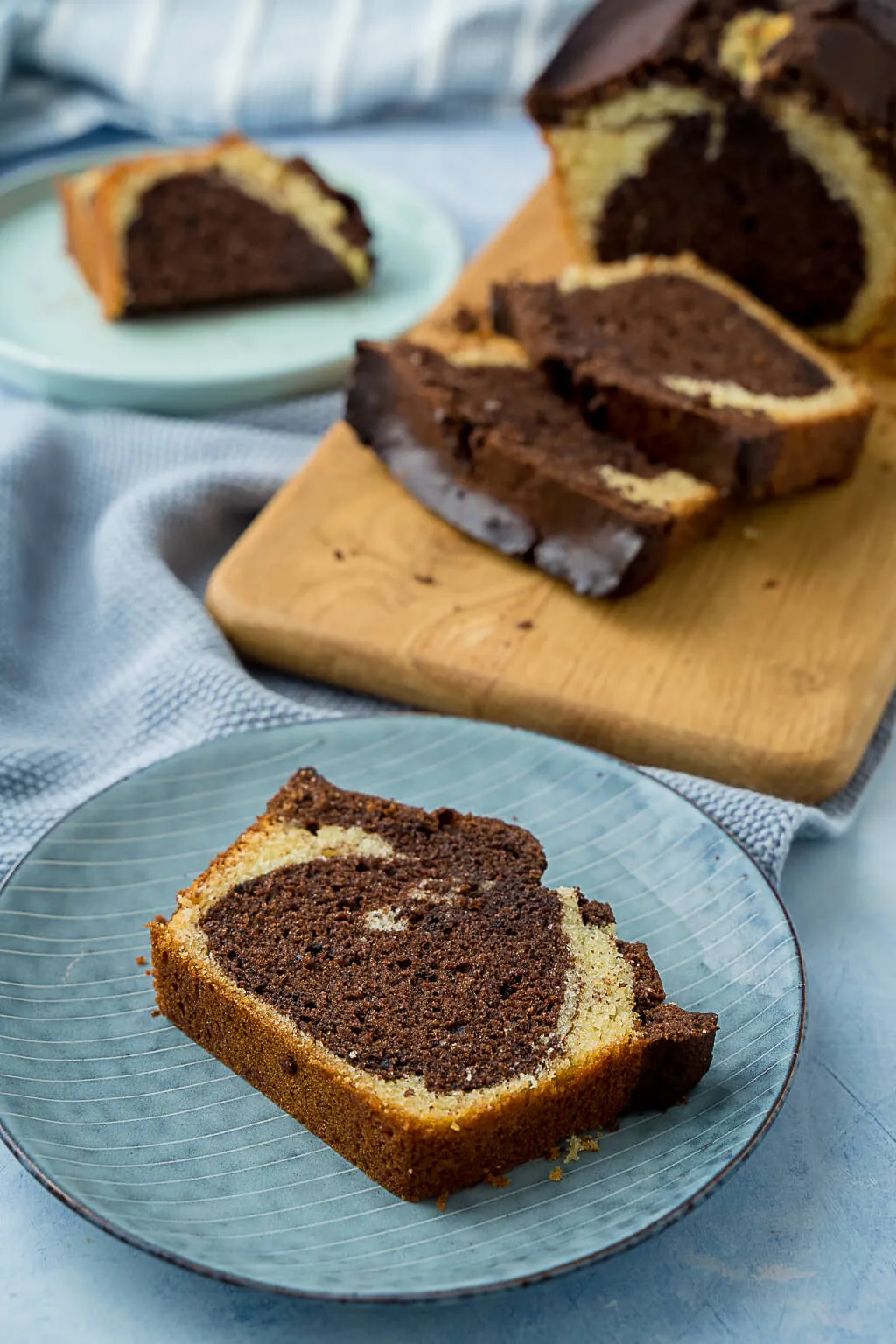Anschnitt eines sehr saftigen Marmorkuchens