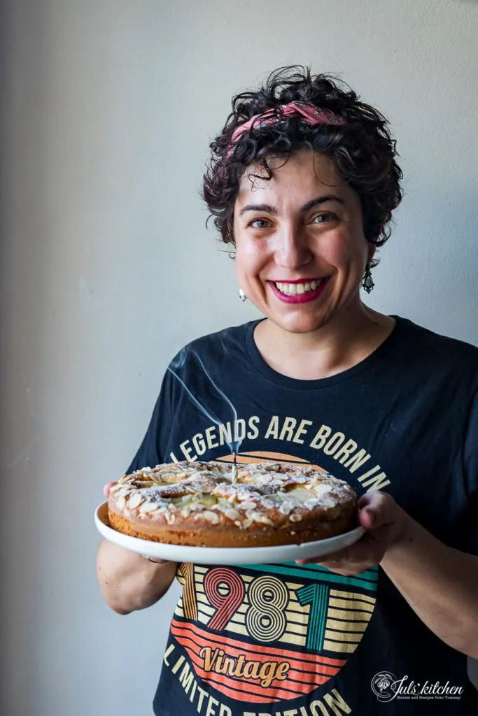 Ansicht von oben auf einen Birnen-Mandel-Kuchen auf einer Holzoberfläche