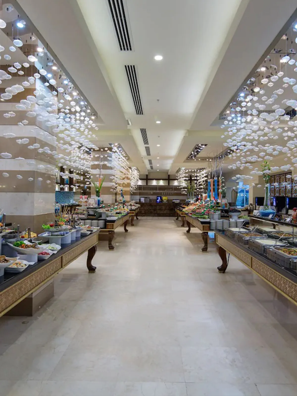 Ansprechend angerichtete Speisen auf einem Tisch in einem luxuriösen Restaurantambiente