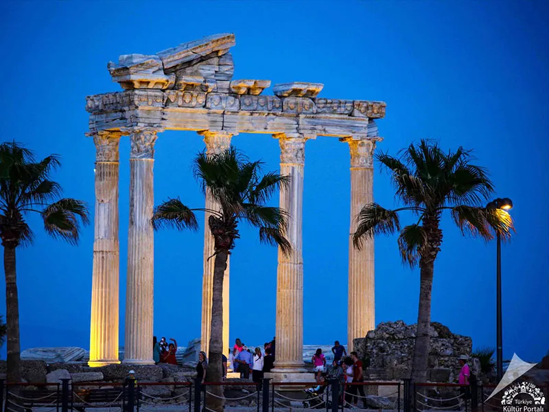 Antike Ruinen eines römischen Theaters in Side, Türkei, unter blauem Himmel