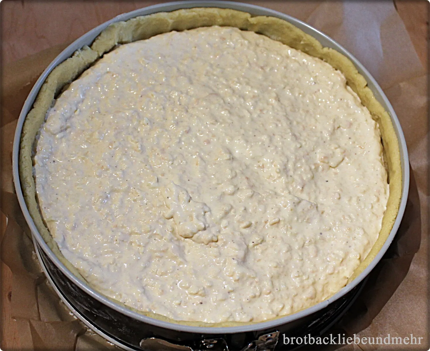 Apfel-Vanille-Creme auf der Marzipanschicht