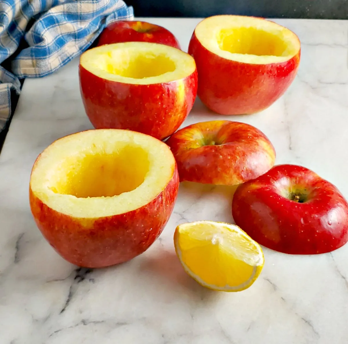 Äpfel vorbereiten: Kerngehäuse entfernt und mit Zitronensaft beträufelt, um Verfärbungen vorzubeugen.