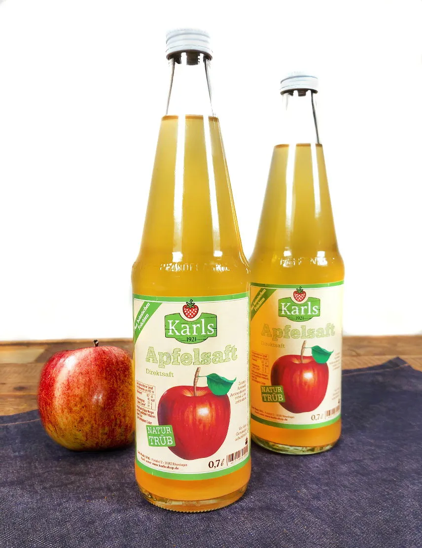 Apfelsaftflasche mit Äpfeln