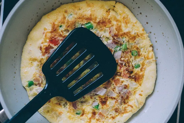 Appetitliche Frittata mit Käse und frischen Tomaten, bereit zum Genießen als kaltes Hauptgericht