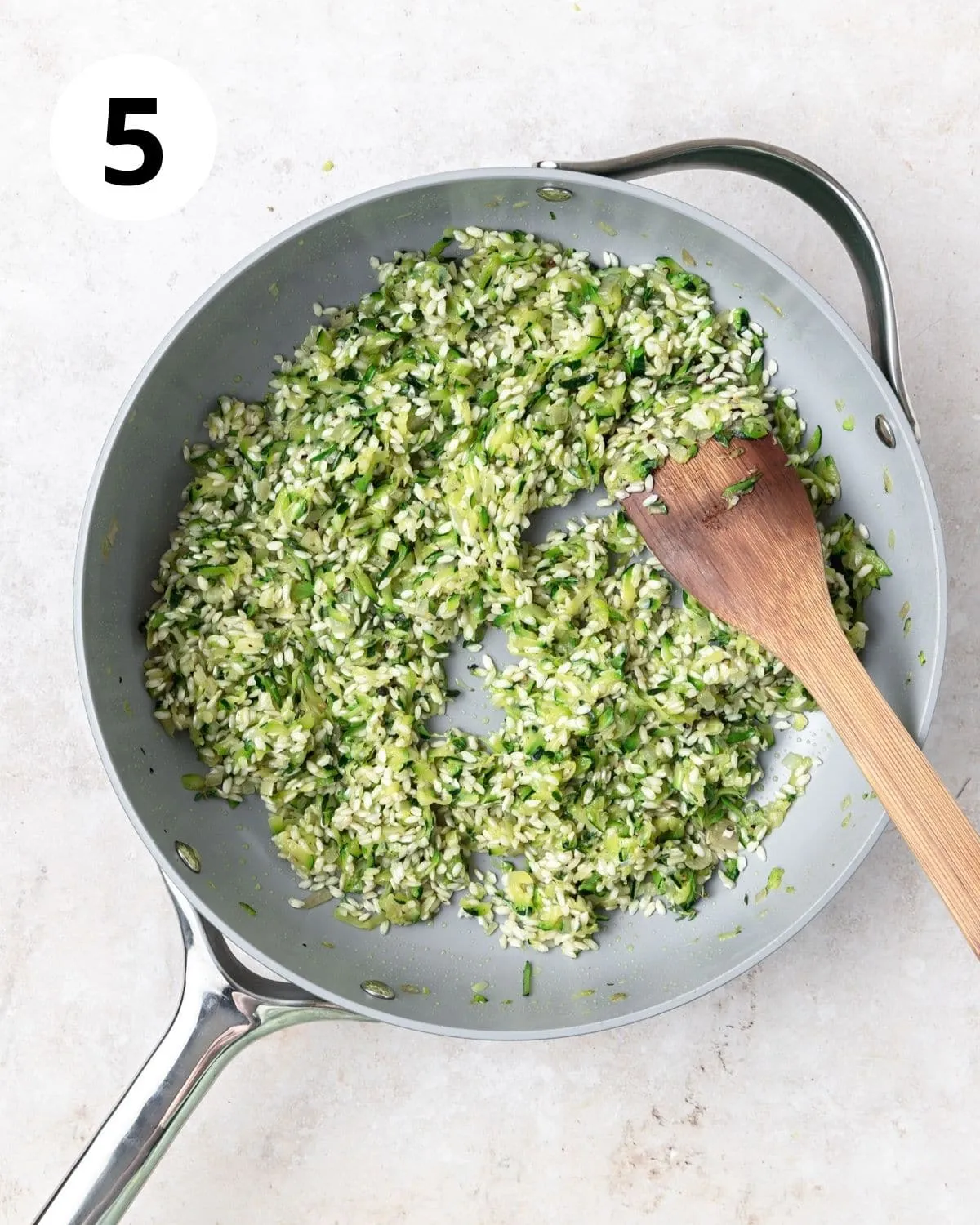 Arborio Reis zum Rösten hinzufügen