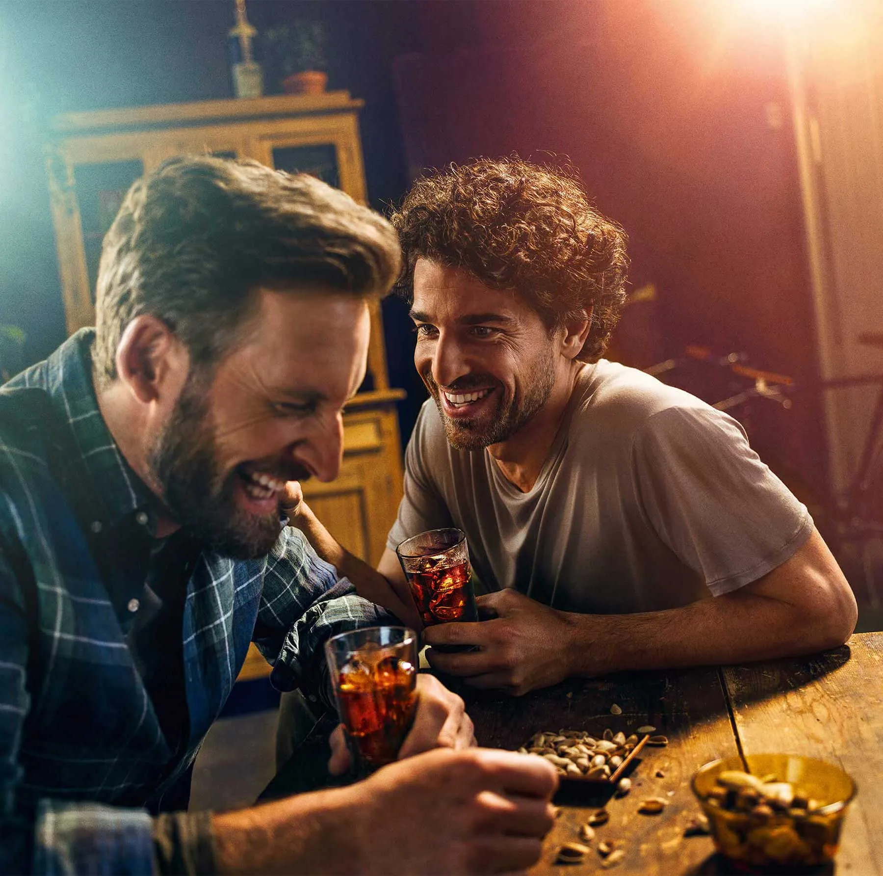 Asbach Uralt Flaschen und Gläser präsentieren den klassischen deutschen Weinbrand