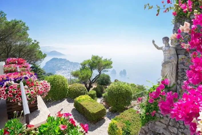 Atemberaubende Aussicht auf die berühmten Faraglioni-Felsen und die Küste von Capri in Italien