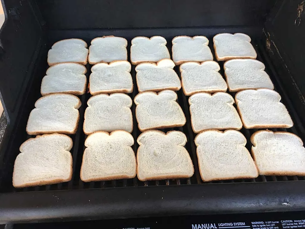 Auf dem Grillrost angeordnetes Brot
