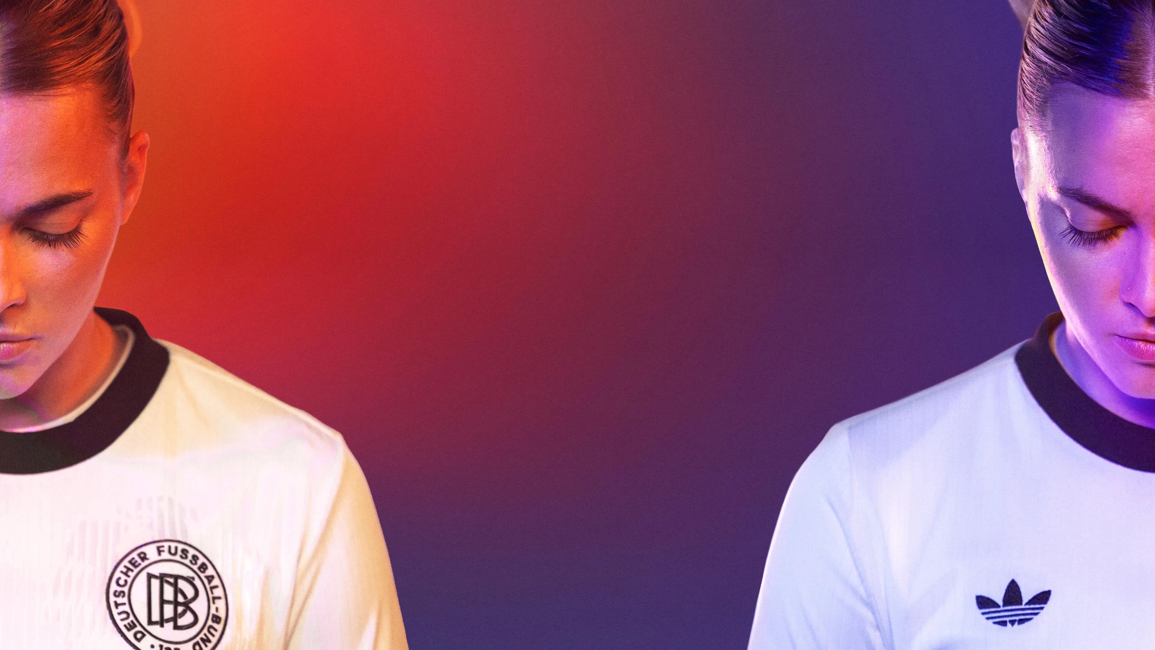 Auf einem grafisch gestalteten Farbverlauf schaut der Kopf von Fußball-Nationalspielerin Laura Freigang aus einem Loch