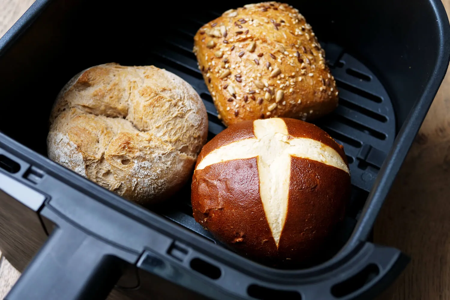 Aufbackbrötchen in der Heißluftfritteuse werden kross und knusprig