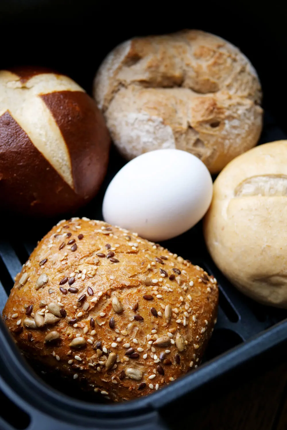 Aufbackbrötchen und ein Ei in der Heißluftfritteuse