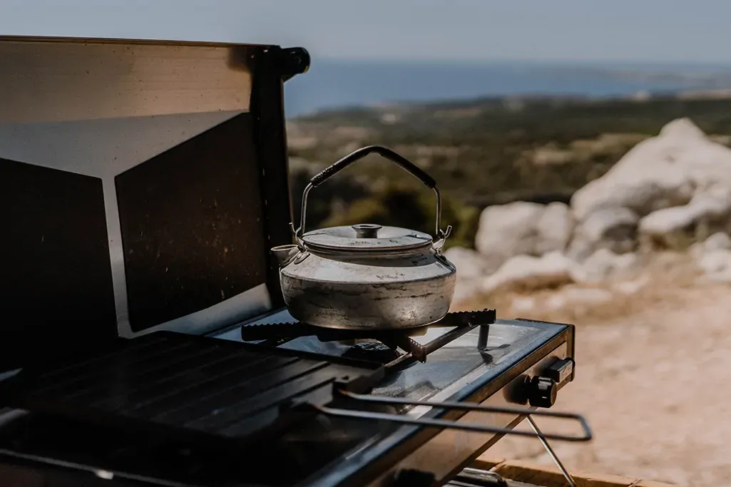 Aufgebrühter Kaffee aus dem Wasserkessel auf dem Gaskocher