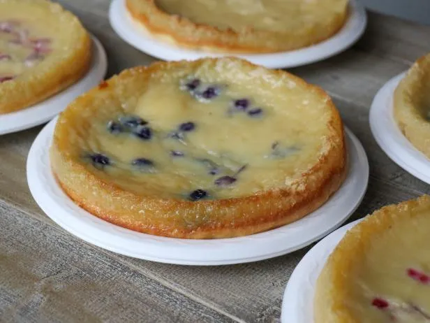 Aufgeschnittene Schwarzwälder Kirschtorte, servierfertig auf dem Blech