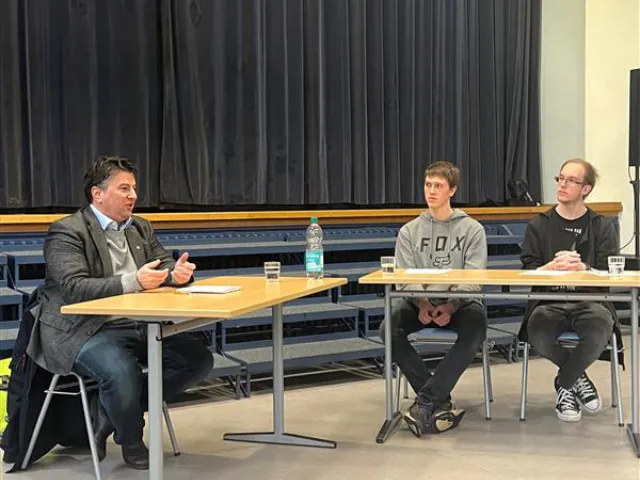 Aufmerksame Schülerinnen und Schüler der Engelsburg verfolgen die Diskussion mit dem Bundestagsabgeordneten.