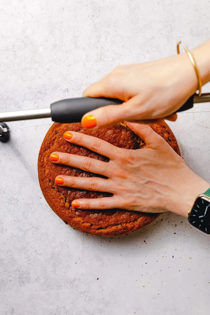 Aufschneiden des Biskuitbodens für den veganen Geburtstagskuchen