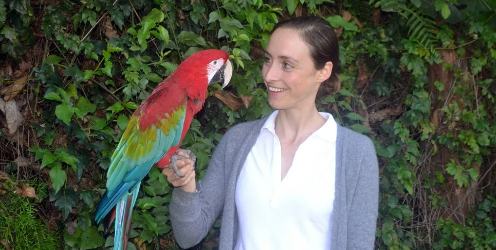 Auguste von Bayern mit einem Ara in der Zuchtstation der Loro Parque Stiftung