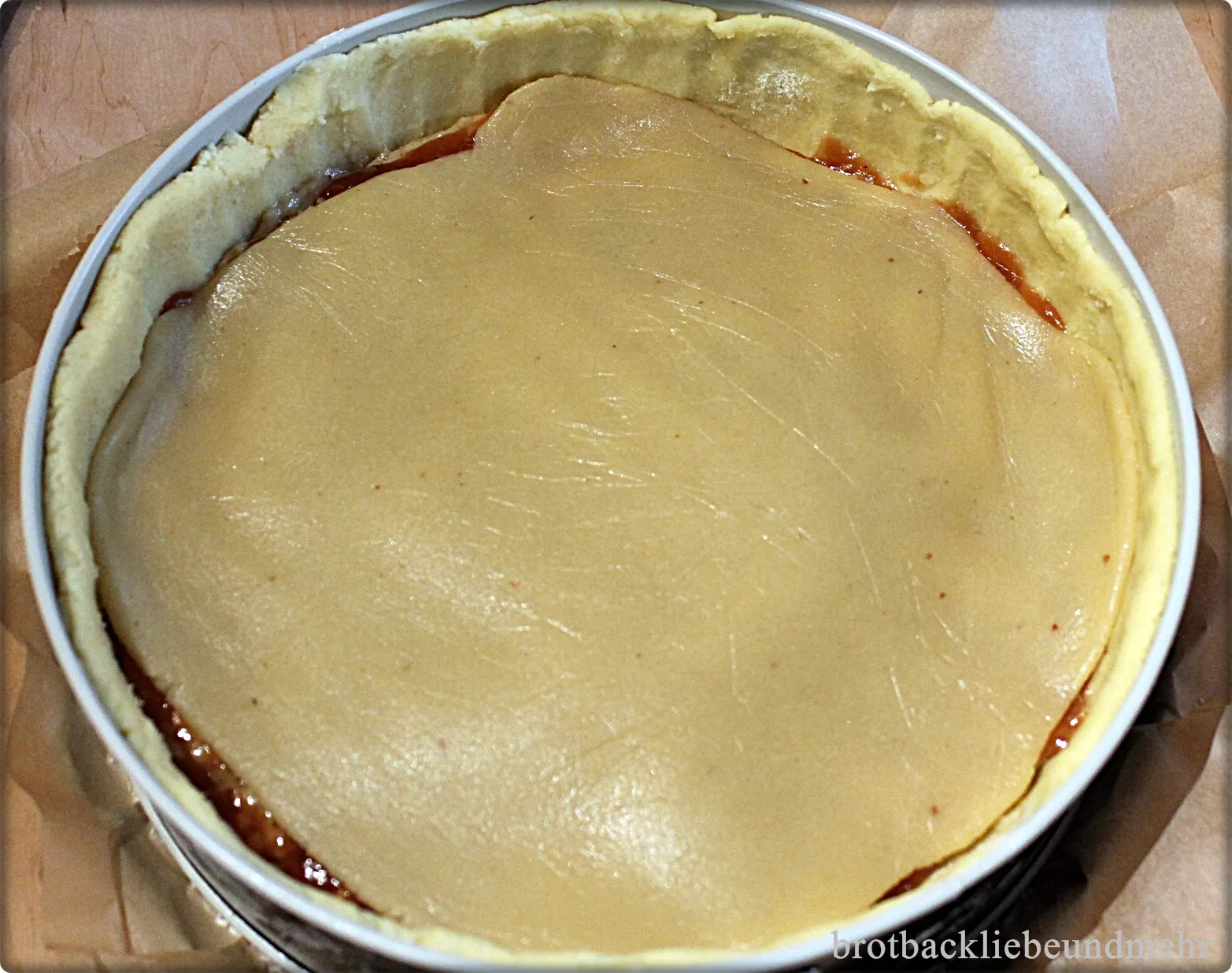 Ausgerolltes Marzipan auf der Apfelbutter-Schicht