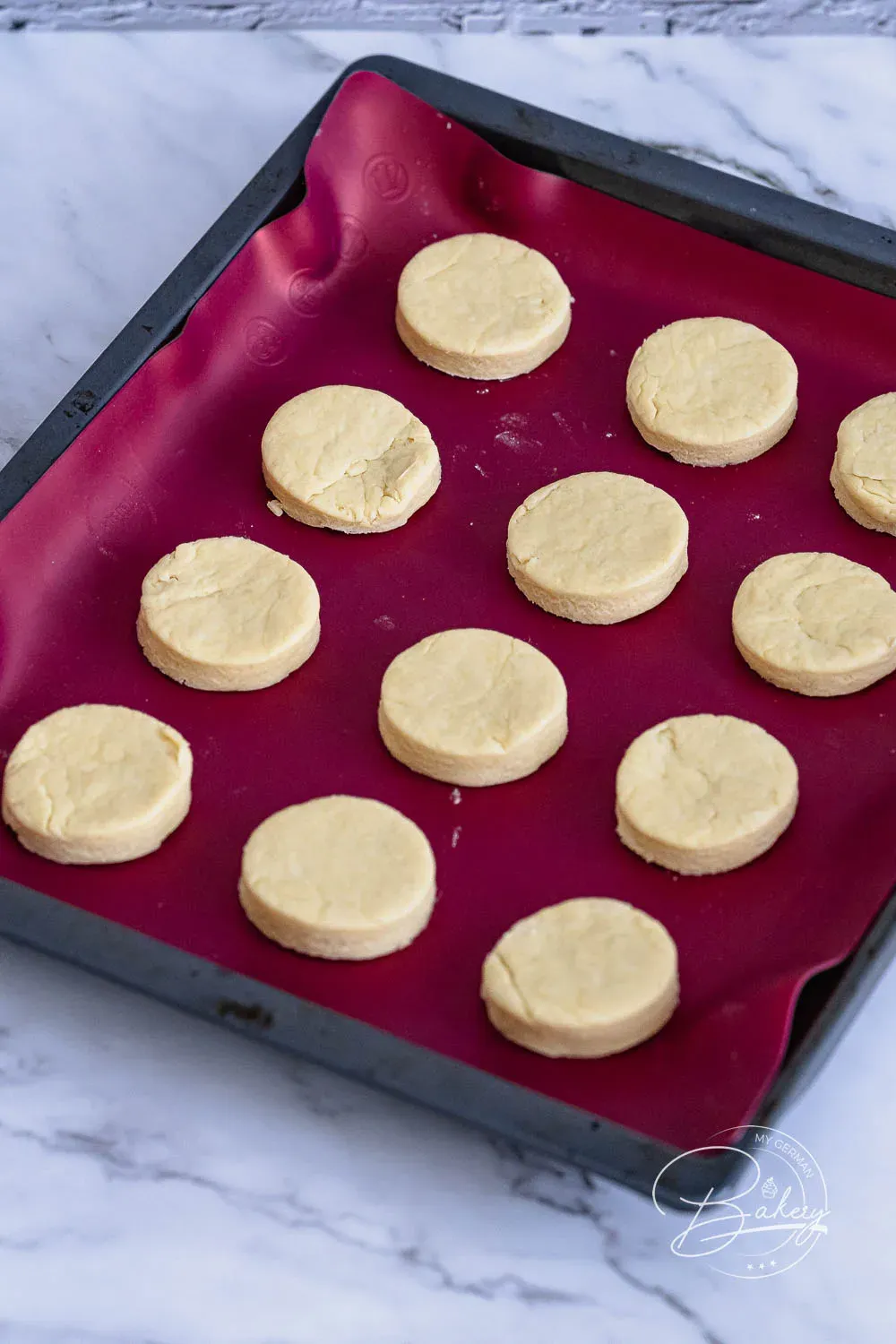 Ausgestochene Scones auf einem Backblech, bereit zum Backen