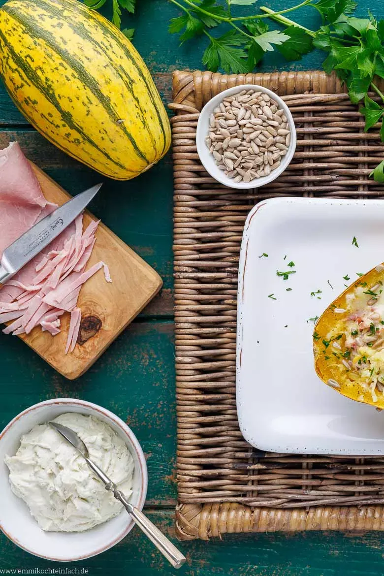 Ausgewählte frische Zutaten für ein köstliches Spaghettikürbis Gericht