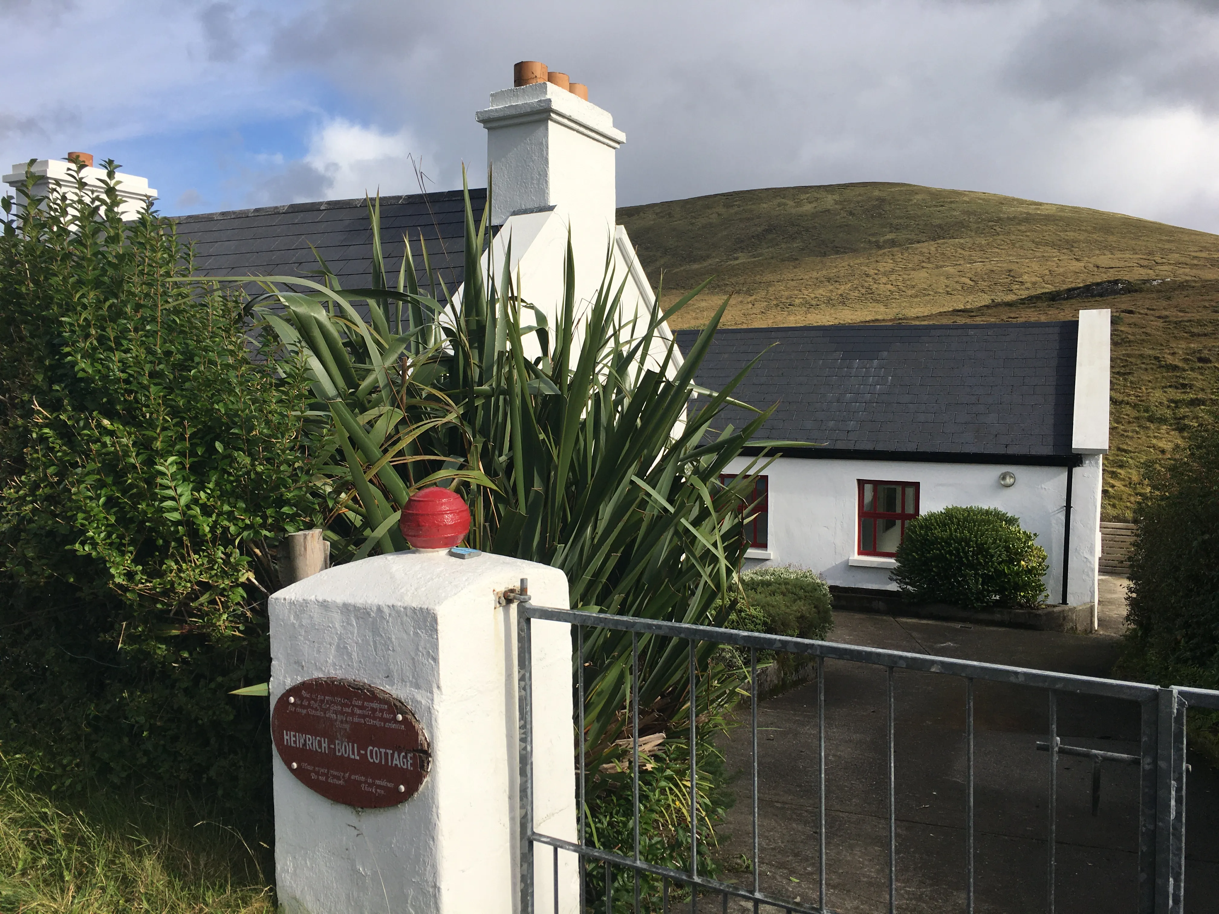 Außenansicht des charmanten Heinrich-Böll-Cottages auf Achill Island