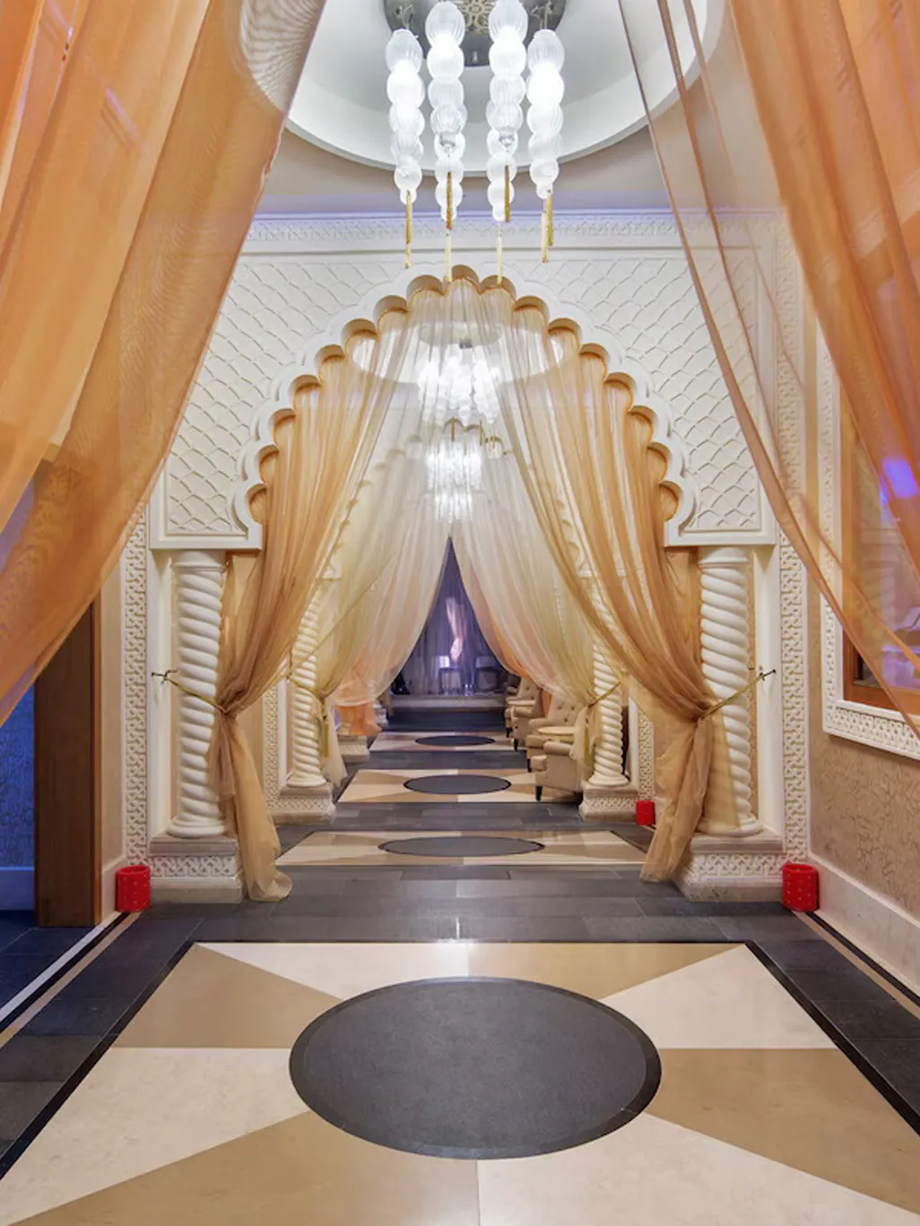 Außenansicht des Diamond Excellence Resorts mit Pool und Palmen bei Sonnenuntergang