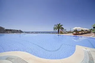 Außenansicht des luxuriösen Pure Salt Port Adriano - Erwachsenenhotels auf Mallorca mit Pool und Meerblick