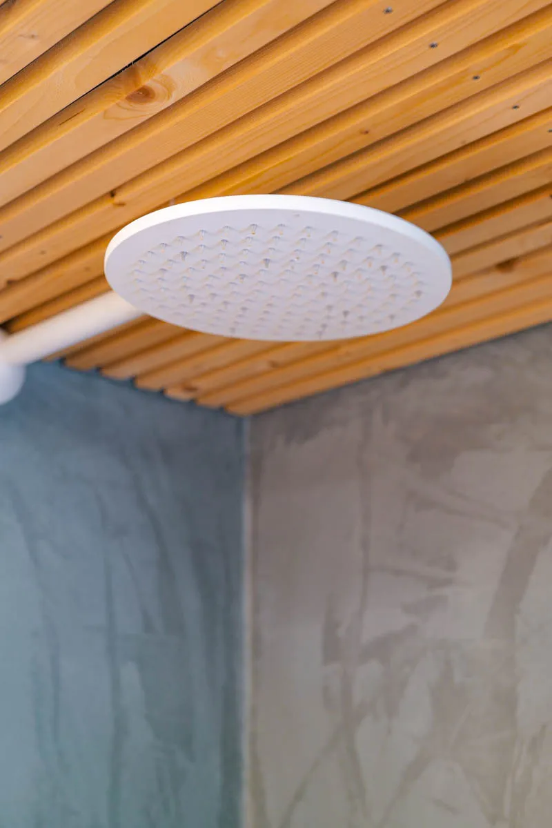 Außenansicht des nachhaltigen Green Tiny Houses mit Holzterrasse