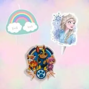 Auswahl an bunten Motivkerzen für Kindergeburtstage