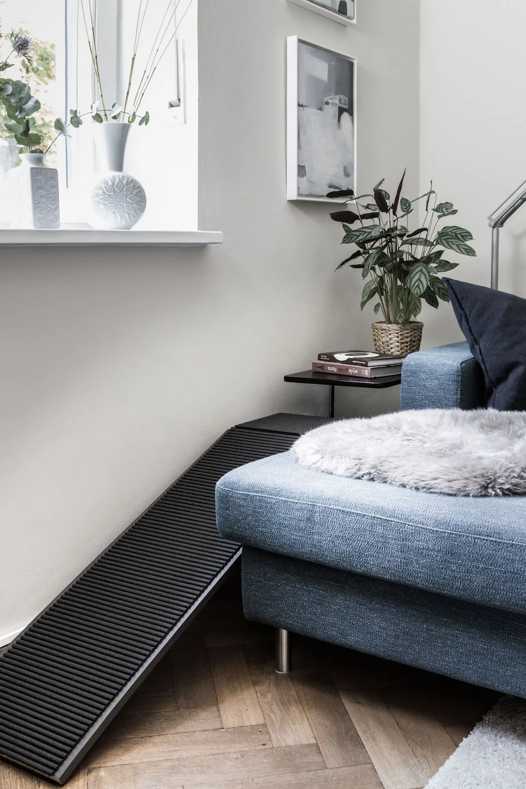 Auswahl an Materialien wie Regalbretter und rutschfeste Matten für die Hunderampe