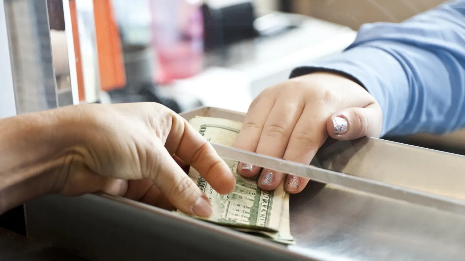 Auszahlung von US-Dollar am Geldtransfer-Schalter