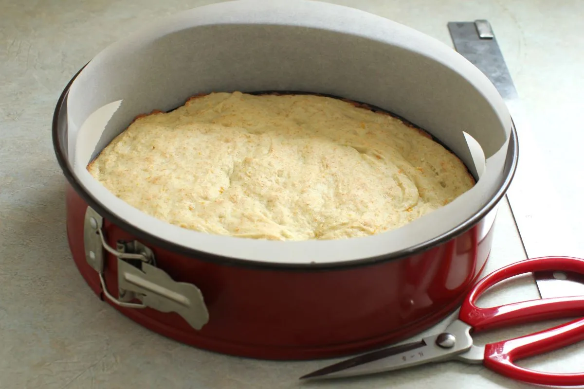 Backpapierstreifen, die die Innenkanten der Springform auskleiden.