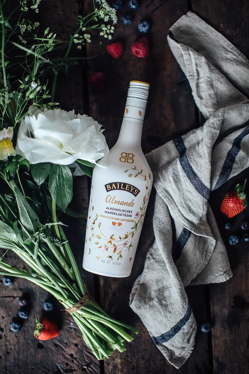 Baileys Almande Flasche und Gläser