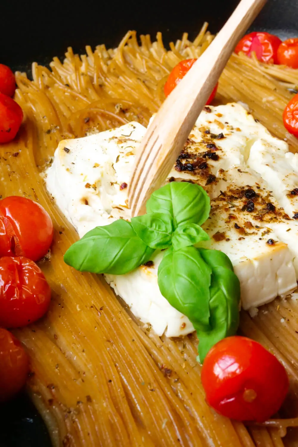 Baked Feta Pasta mit Tomaten und Basilikum in der schwarzen Auflaufform