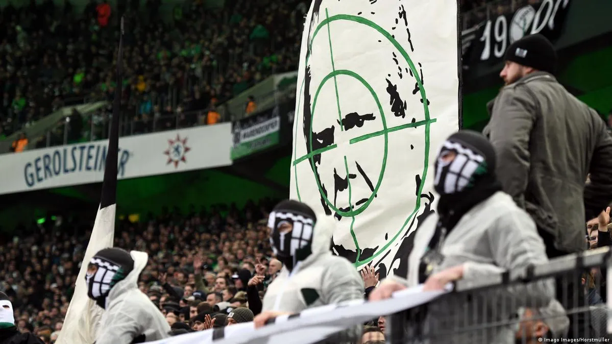 Banner mit Fadenkreuz im Gesicht von Dietmar Hopp