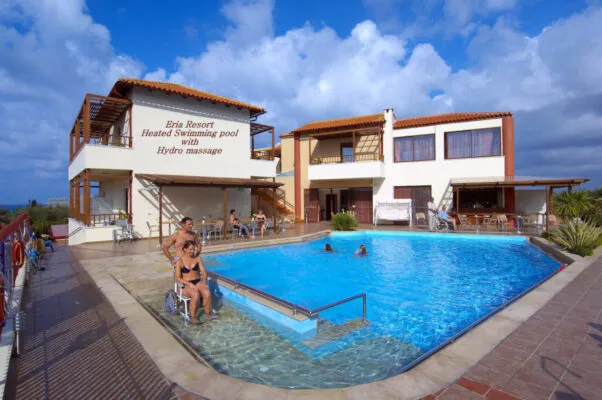 Barrierefreier Pool mit Einstiegsrampe im Eria Resort Accessible Holidays auf Kreta