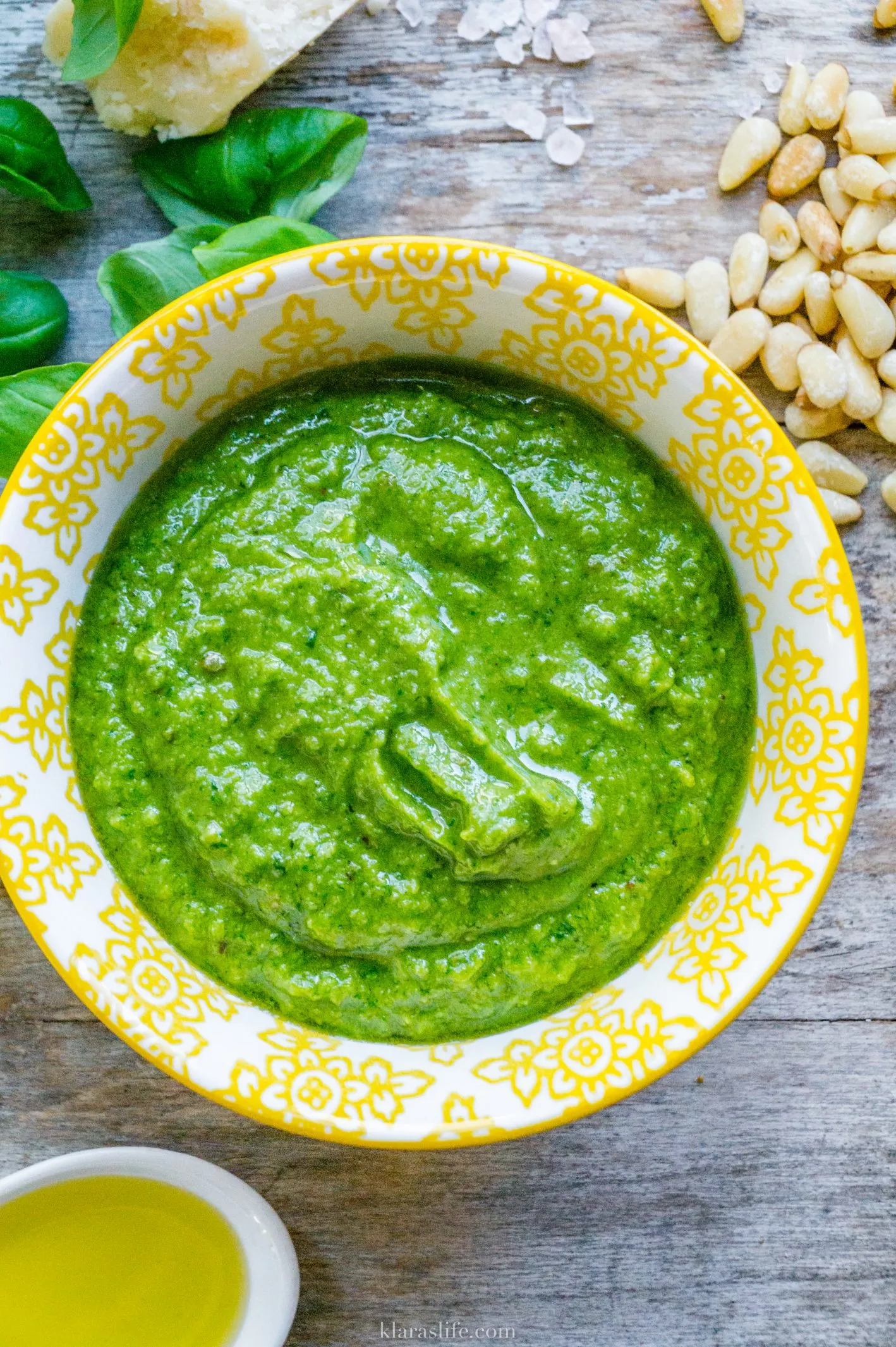 Basilikumpesto mit Pasta, Erdbeeren und frischen Basilikumblättern in einer Schale