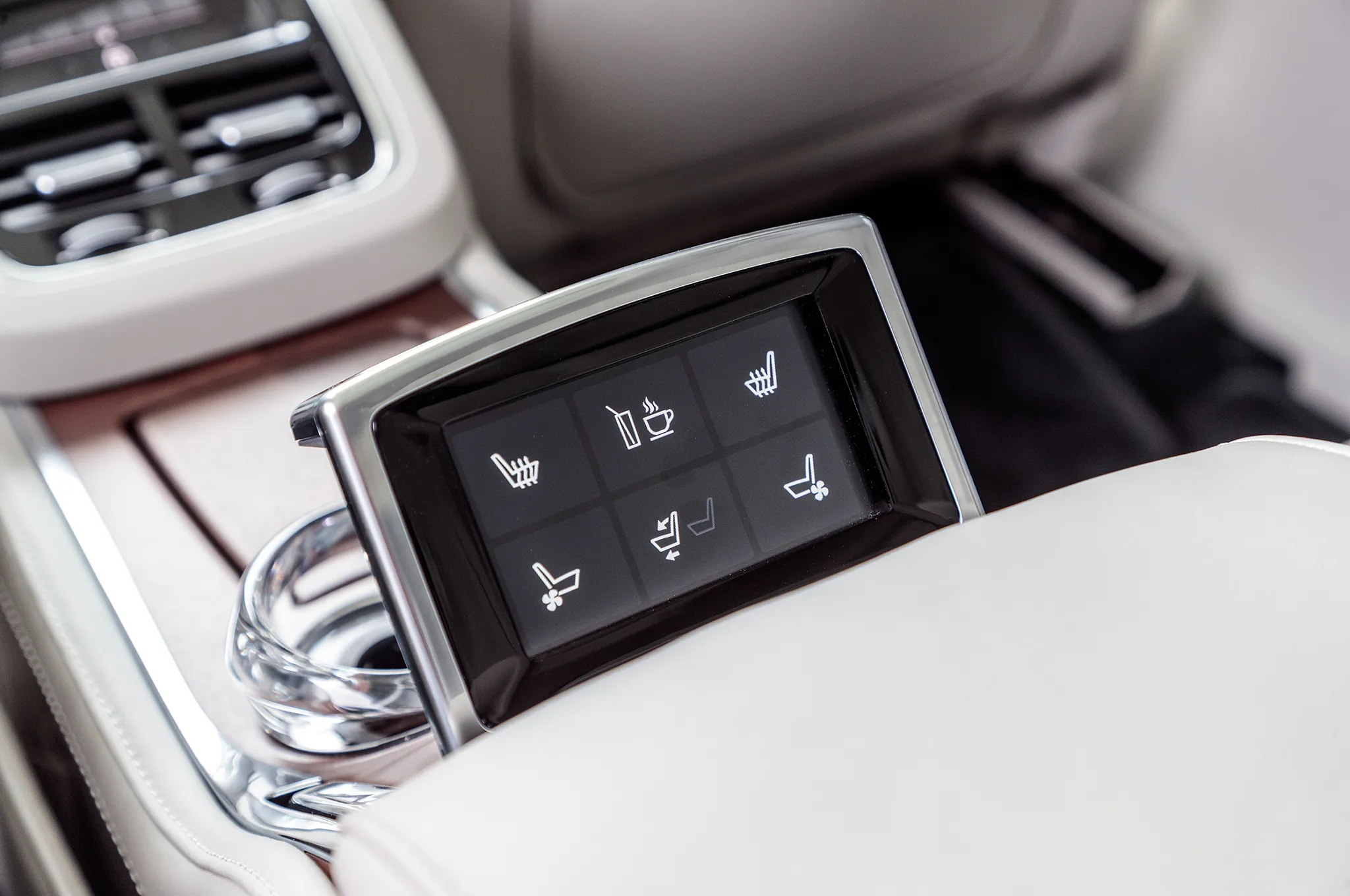 Bedienfeld für Sitzheizung und -kühlung im Fond des Volvo XC90 T8 Excellence