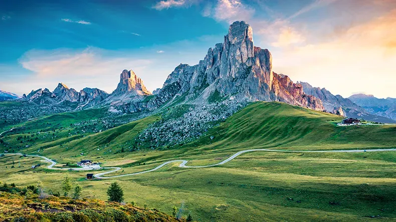 Beeindruckende Dolomitenlandschaft in Italien, perfekt für einen Roadtrip