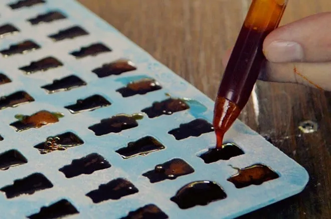 Befüllen der Gummibärchenformen mit einer Pipette