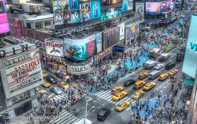 Beispiel eines HDR-Bildes vom Times Square bei Nacht, das einen hohen Dynamikumfang zeigt