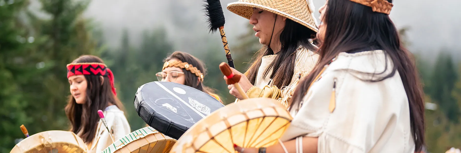 Belebte Szene beim Après-Luge mit vielen Aktivitäten und Ständen für Besucher