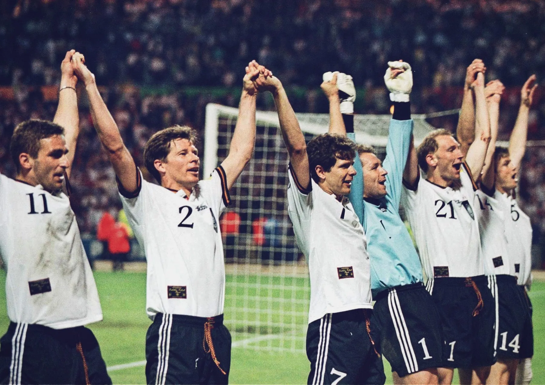 Berti Vogts im Gespräch mit seinen Spielern bei der EM 1996