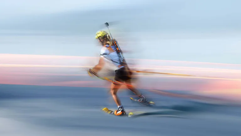 Biathlon-Athletin im Zielbereich beim City-Biathlon in Dresden