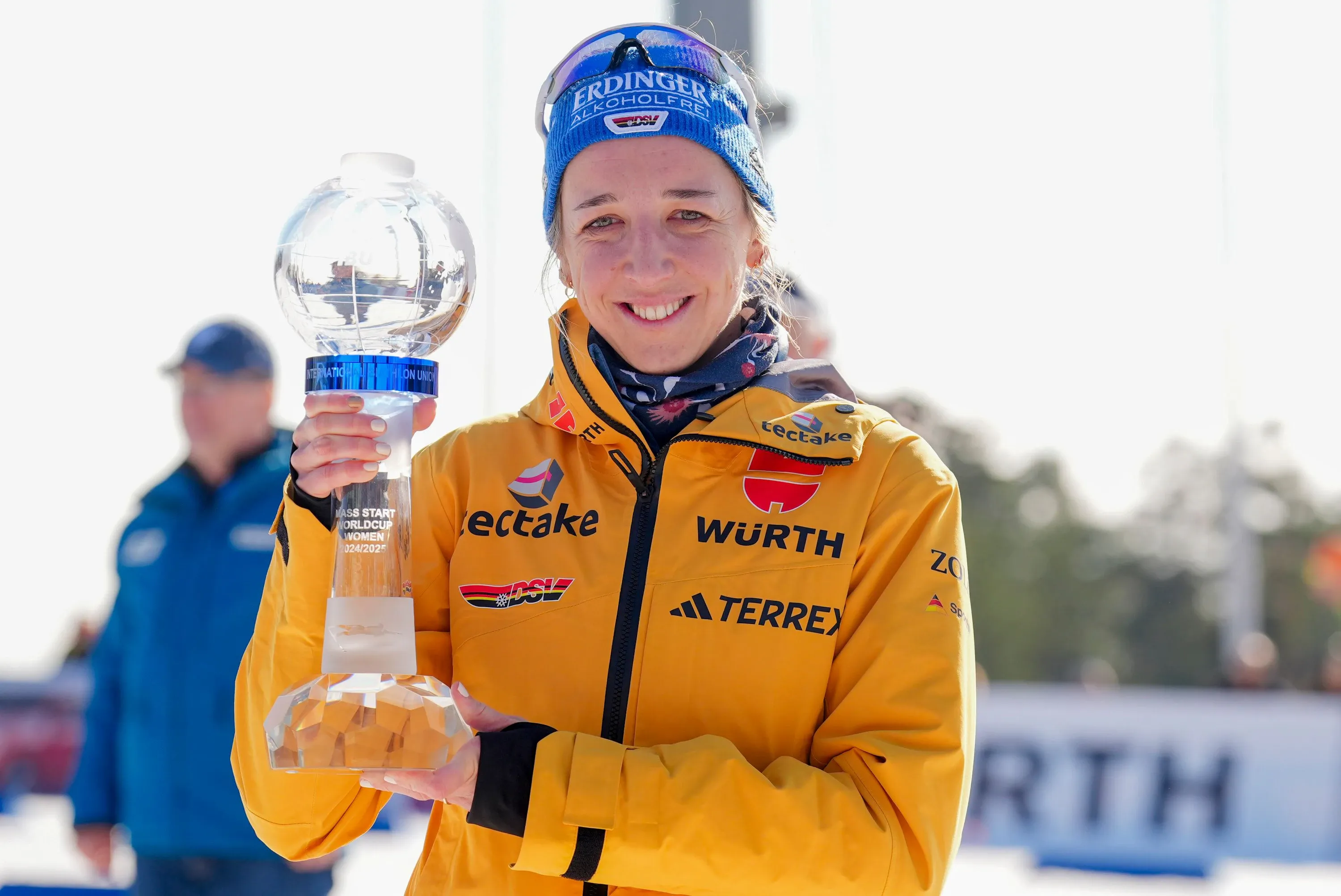 Biathlon-Rennen in Aktion mit Zuschauern und verschneiter Landschaft
