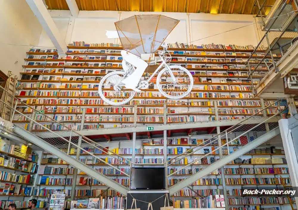 Bibliothek LX Factory