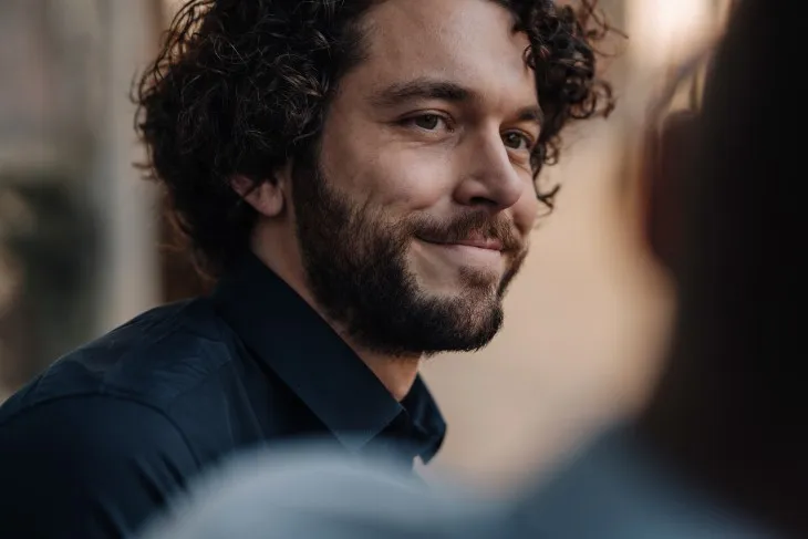 Bilder von Händen beim Online-Banking als Symbol für genossenschaftliches Girokonto