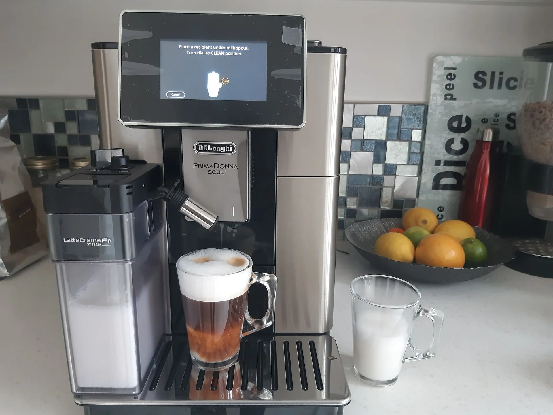 Bildschirmansicht der De'Longhi Coffee Link App auf einem Smartphone, die eine Fernsteuerung des Kaffeevollautomaten ermöglicht
