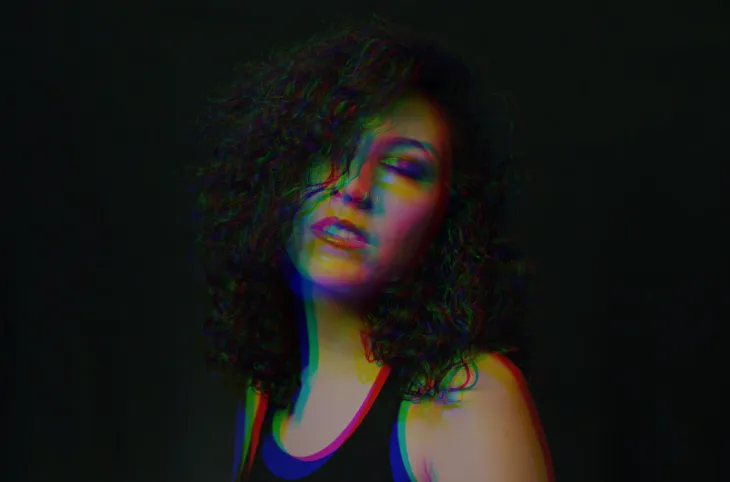 Bildschirmfoto, das die Verschiebung von RGB-Kanälen zur Erzeugung eines Glitch-Effekts in Photoshop zeigt.