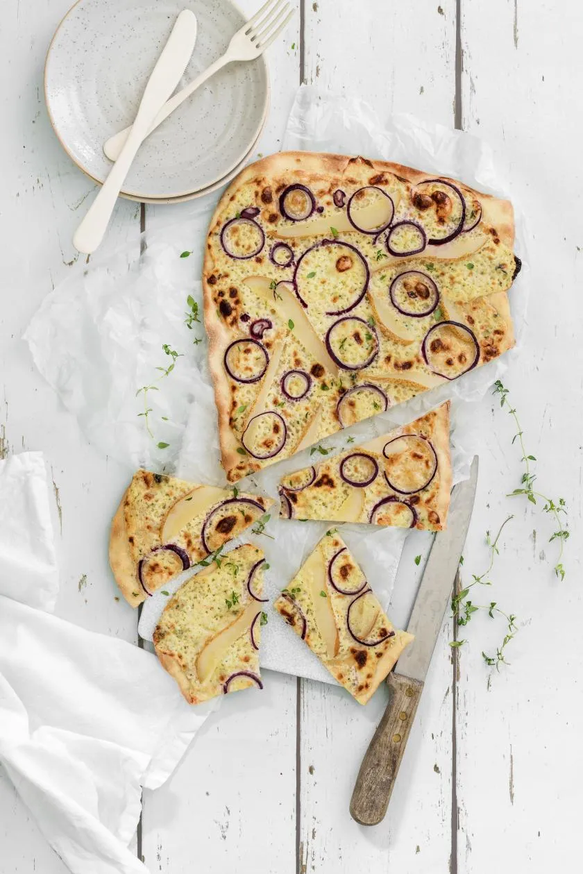 Birnen, Zwiebeln und Thymian auf Käse-Flammkuchen
